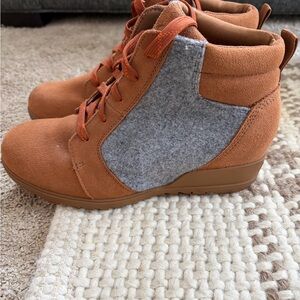 Sorel Tan and Gray Ankle Boots
